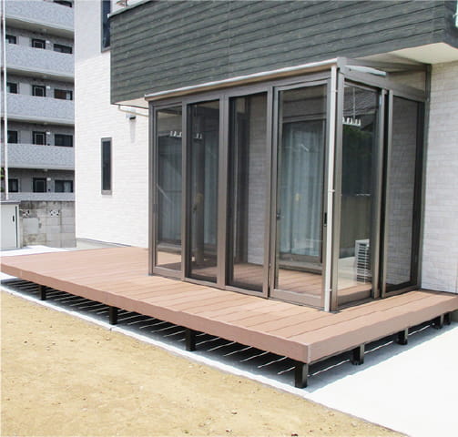 陽だまりのウッドデッキ