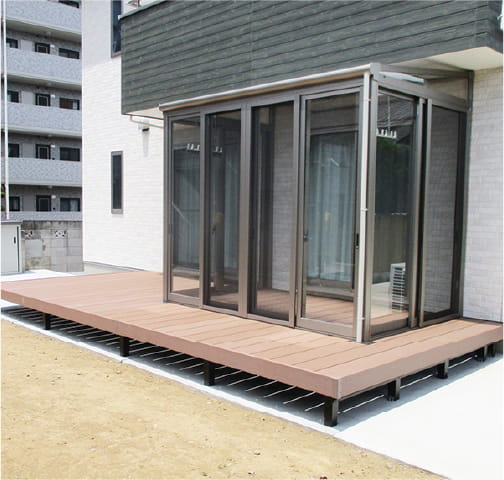 陽だまりのウッドデッキ