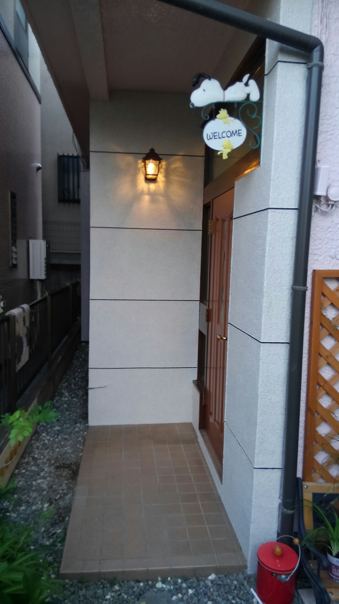 玄関ドア廻り改修（玄関木製ドア交換／ガラス交換／クロス貼替え／床長尺シート／玄関外壁セラミック塗装／玄関収納交換）の写真