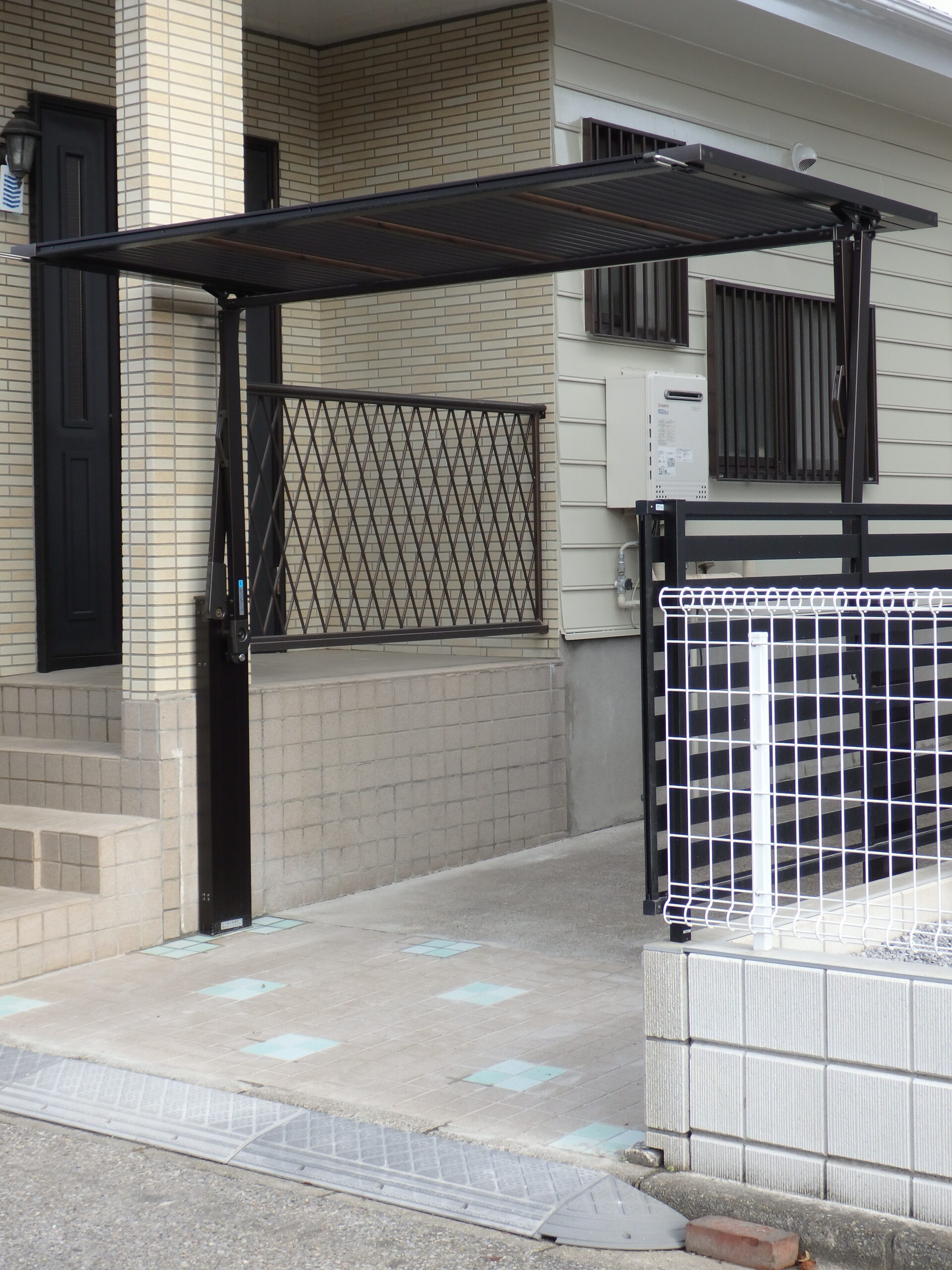 門扉交換工事（跳ね上げ門扉）／タイル部分補修の写真